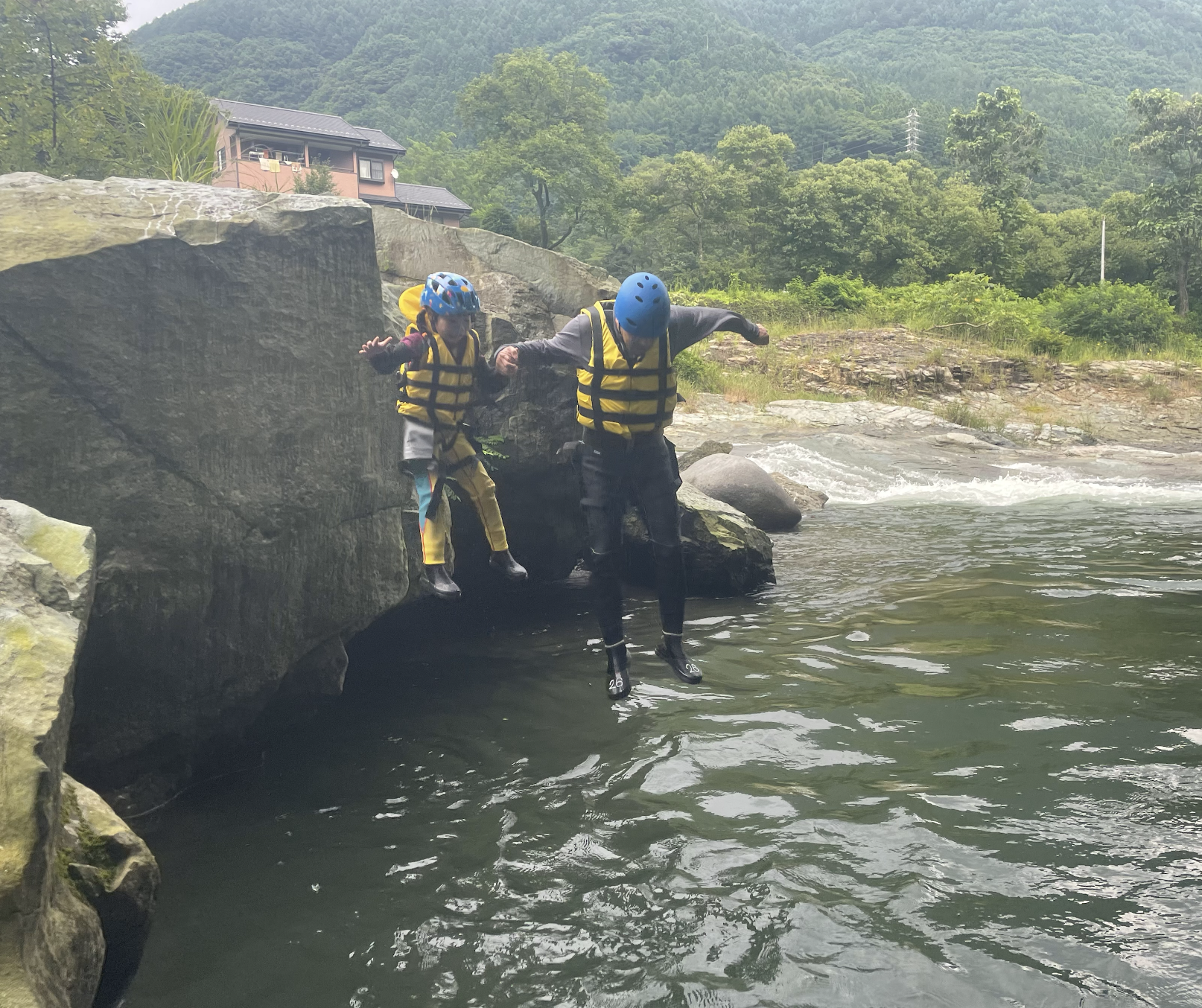 岩からジャンプする群馬キッズキャニオニング