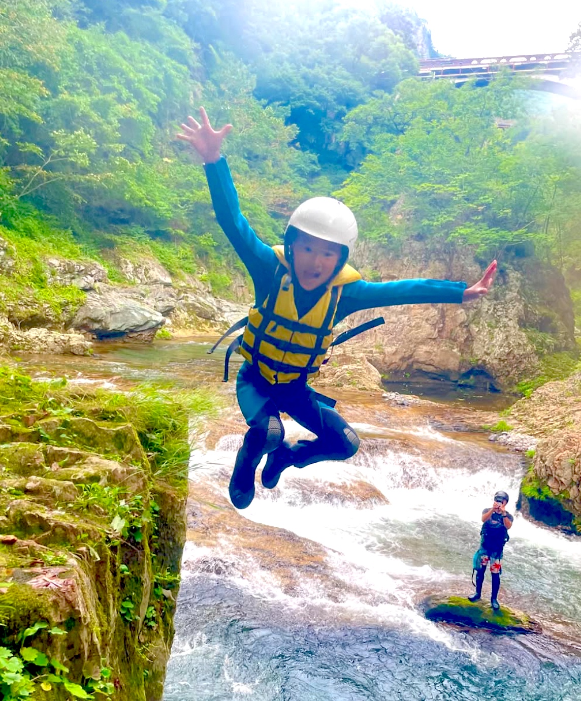 岩から水へジャンプするキッズキャニオニング