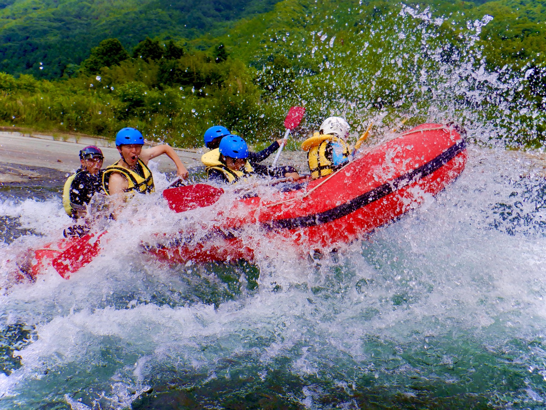 家族でラフティングを楽しむ様子