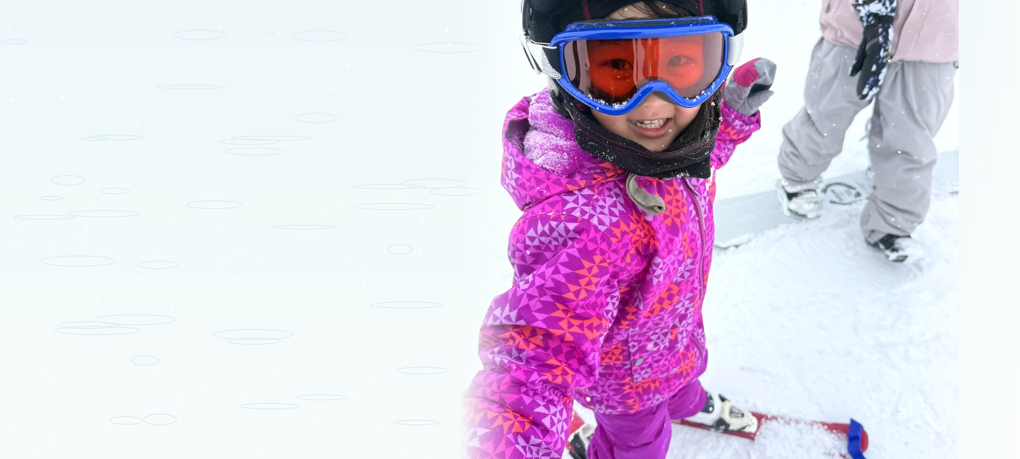 ゴーグルをつけて笑う子どものキッズ雪遊び