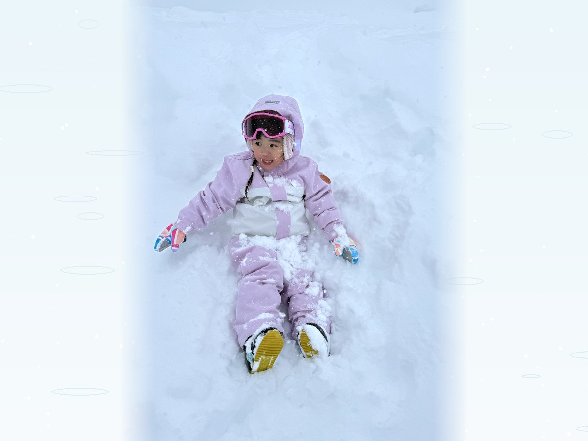 雪の中で笑う子ども