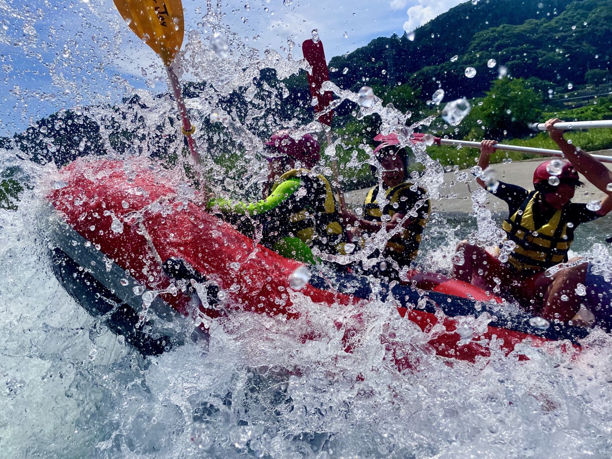 水しぶきを浴びながら進むラフティング