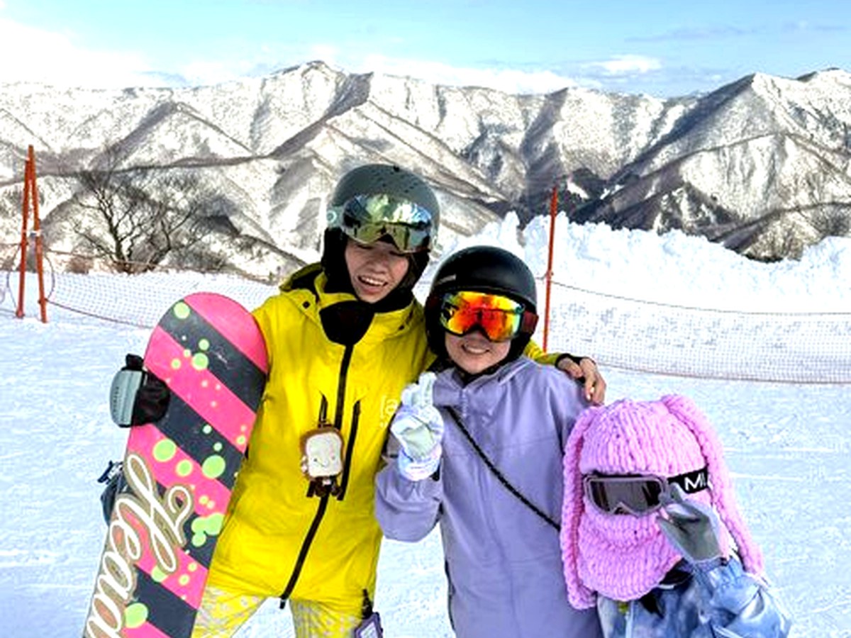 雪山でスノーボードを楽しむ参加者